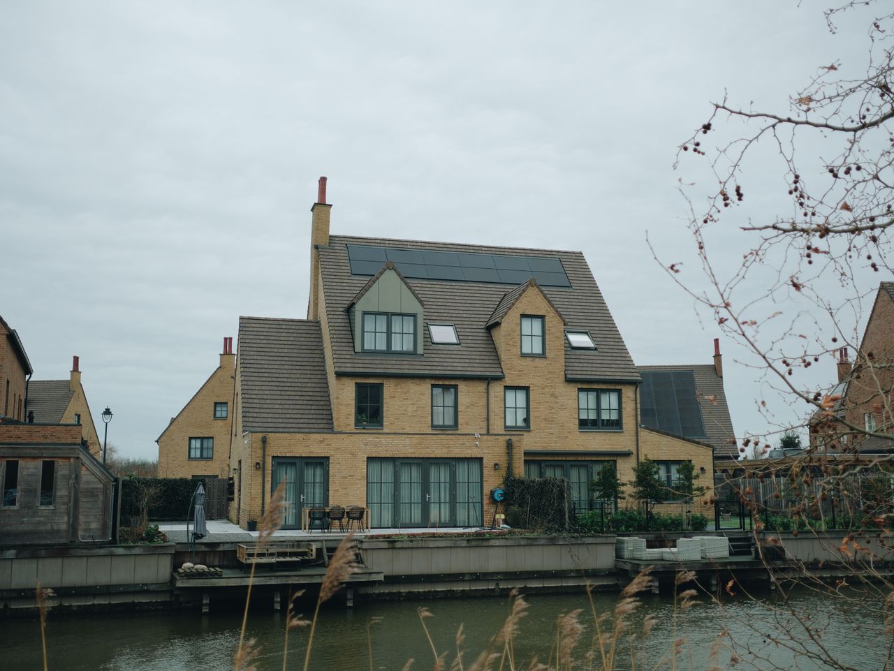 About A picturesque canal-side house in Hoofddorp, Holland showcasing modern architecture.